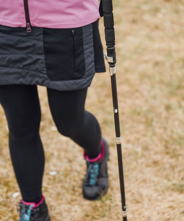 Kvinna går med 3k Carbon Extreme stavar