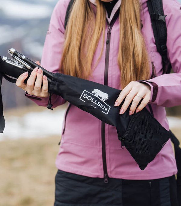 Kvinna håller en väska med 3k Carbon Extreme stavar