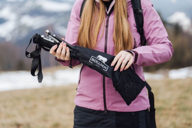 Kvinna håller en väska med 3k Carbon Extreme stavar