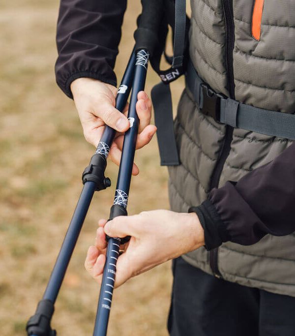 man som förlänger Alpine Explorer stavar